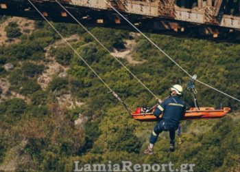 Αλεξιπτωτιστής «κρεμάστηκε» στη γέφυρα του Γοργοποτάμου