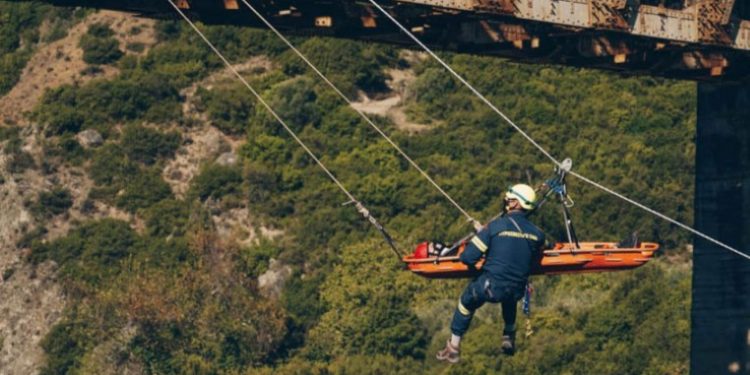 Alldaynews.gr Αλεξιπτωτιστής «κρεμάστηκε» στη γέφυρα του Γοργοποτάμου