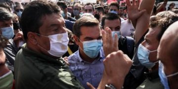 Πέταξαν νερά και καφέδες στον Αλέξη Τσίπρα[photos]