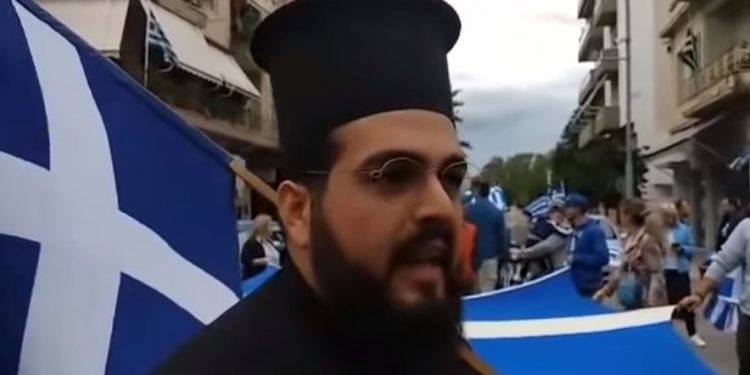 Στην Πάτρα έκαναν παρέλαση χωρίς μάσκες με μπροστάρη ιερέα[video]