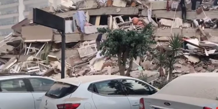 Alldaynews.gr Σεισμός : Φόβοι για νεκρούς-Κατάρρευση κτιρίων στη Σμύρνη