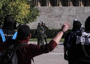 Καταστολή στους μαθητές, αναστολή στους ναζιστές