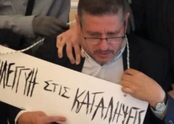 Κουκουλοφόροι πέρασαν ταμπέλα στο λαιμό του πρύτανη της ΑΣΟΕΕ