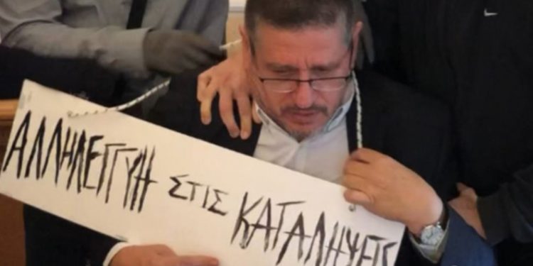 Alldaynews.gr Κουκουλοφόροι πέρασαν ταμπέλα στο λαιμό του πρύτανη της ΑΣΟΕΕ