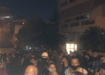 Νίκαια: Εξοργισμένο πλήθος έξω από το σπίτι του καθηγητή που μαχαίρωσε τον σκύλο