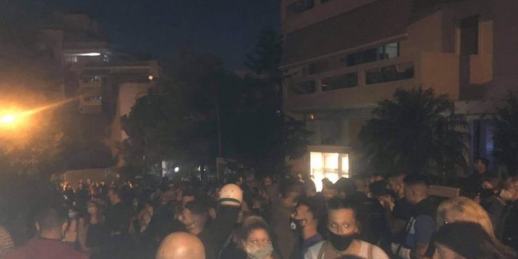 Νίκαια: Εξοργισμένο πλήθος έξω από το σπίτι του καθηγητή που μαχαίρωσε τον σκύλο