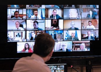 Ξέσπασε ο Μητσοτάκης! Έβγαλε «κίτρινες κάρτες» σε υπουργούς-Οι μάσκες-γίγας στα σχολεία ήταν η αφορμή