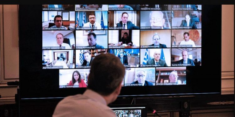 Alldaynews.gr Ξέσπασε ο Μητσοτάκης! Έβγαλε «κίτρινες κάρτες» σε υπουργούς-Οι μάσκες-γίγας στα σχολεία ήταν η αφορμή