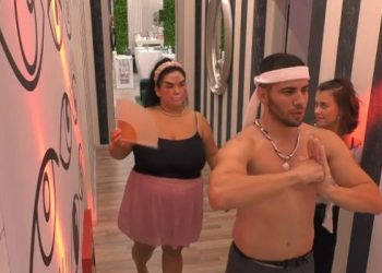 Η Ραϊσα χουφτώνει “στην ψύχρα” το μόριο του Βλαδίμηρου[photo]