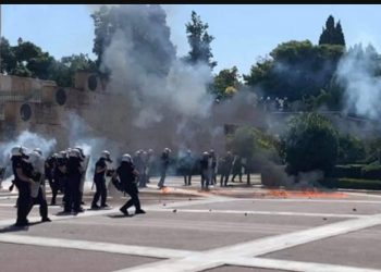 Καίγεται το Κέντρο της Αθήνας-Επεισόδια και χημικά στο μαθητικό συλλαλητήριο[photos]