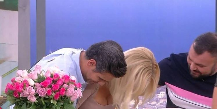 Η Φαίη Σκορδά σωριάστηκε στο πάτωμα on air![video]