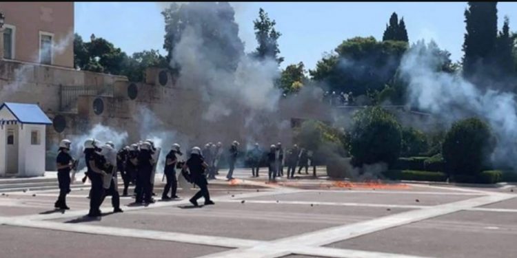 Καίγεται το Κέντρο της Αθήνας-Επεισόδια και χημικά στο μαθητικό συλλαλητήριο[photos]