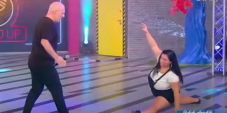 H Αφροδίτη “τρέλανε” τον Νίκο Μουτσινά με twerking και σπαγγάτο[video]