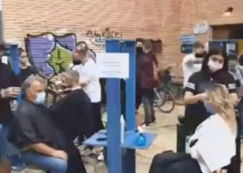 Καρδίτσα: Δωρεάν κούρεμα στη μέση του δρόμου για τους πλημμυροπαθείς![video]