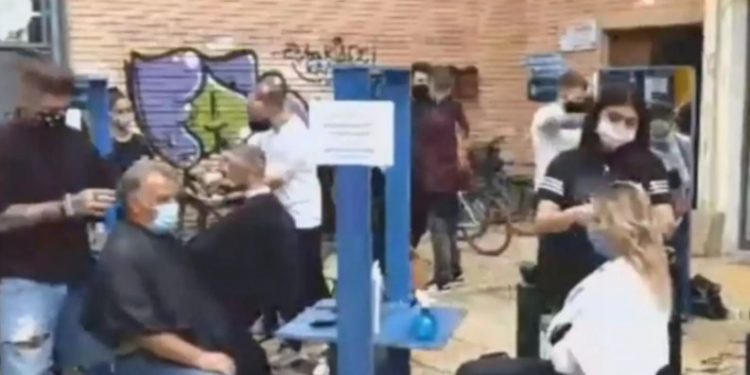 Καρδίτσα: Δωρεάν κούρεμα στη μέση του δρόμου για τους πλημμυροπαθείς![video]