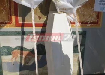 Σκηνές Αρχαίας Τραγωδίας στην κηδεία του 9χρονου Γιωργάκι-Αγγελούδι σε λευκό φέρετρο[photos]