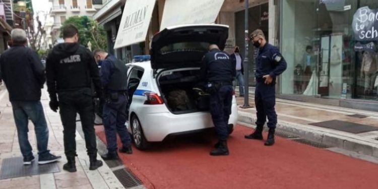 Alldaynews.gr Σοκ στο Αγρίνιο: Άνδρας τραυμάτισε με μαχαίρι δύο γυναίκες – Κατάφερε να του ξεφύγει μια τρίτη