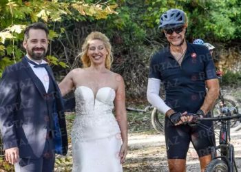 Ο Κυριάκος Μητσοτάκης με το ποδήλατό του «διέκοψε» γαμήλια φωτογράφιση – Άναυδοι οι νεόνυμφοι!