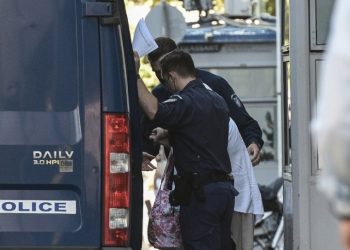 ΧΑ: Τυλιγμένη με σεντόνι μεταφέρθηκε από τη ΓΑΔΑ η Ανθυπαστυνόμος Βενετία Πόπορη