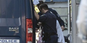 Alldaynews.gr ΧΑ: Τυλιγμένη με σεντόνι μεταφέρθηκε από τη ΓΑΔΑ η Ανθυπαστυνόμος Βενετία Πόπορη