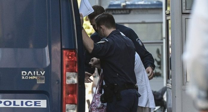 Alldaynews.gr ΧΑ: Τυλιγμένη με σεντόνι μεταφέρθηκε από τη ΓΑΔΑ η Ανθυπαστυνόμος Βενετία Πόπορη