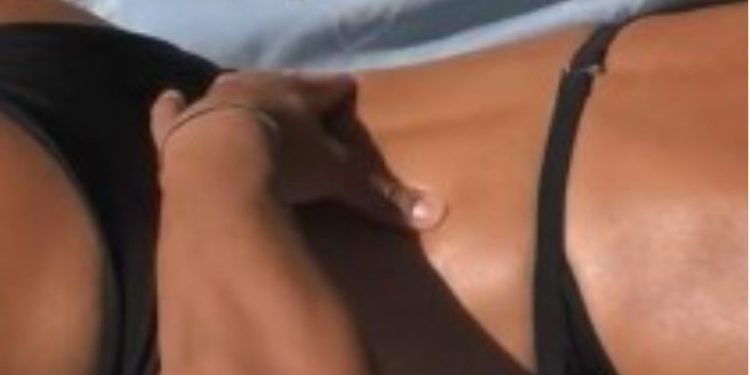 Alldaynews.gr Η Ραμόνα με στρίνγκ λιάζεται στην πισίνα-Πρώτα υπογλώσσιο και μετά πατάμε!!