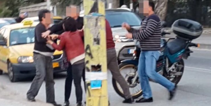 Alldaynews.gr Λάρισα: Οδηγοί βαρέων οχημάτων έπαιξαν ξύλο στη μέση του δρόμου- Ένας στο νοσοκομείο