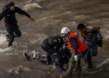 Εικόνες σοκ στη Χιλή: Αστυνομικός πετά από γέφυρα 16χρονο διαδηλωτή[video]