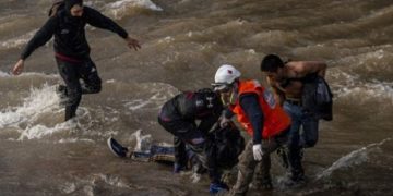 Εικόνες σοκ στη Χιλή: Αστυνομικός πετά από γέφυρα 16χρονο διαδηλωτή[video]