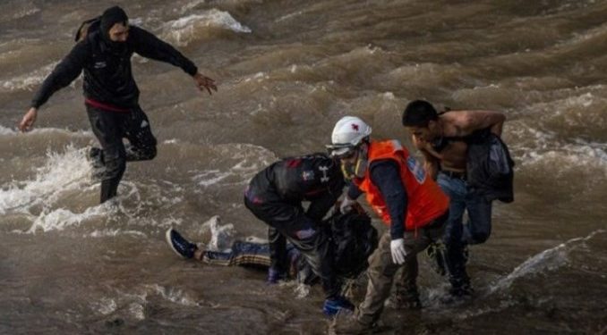 Εικόνες σοκ στη Χιλή: Αστυνομικός πετά από γέφυρα 16χρονο διαδηλωτή[video]