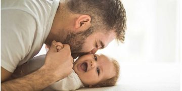 Alldaynews.gr Άδεια πατρότητας δύο μηνών όταν γεννιέται το παιδί εξετάζει το υπουργείο Εργασίας