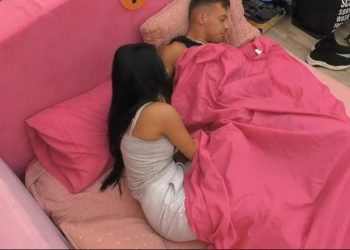 Ψάχνει το μικρόφωνο! Μάλλον το πάει με το ζόρι και για άλλο Ροζ Βίντεο η Χριστίνα!