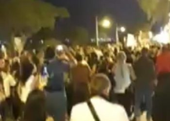 Κορωνοϊός: Άγρια επεισόδια σε διαμαρτυρία ενάντια των μέτρων-Φωτοβολίδες, φωτιές και πετροπόλεμος στην Κύπρο