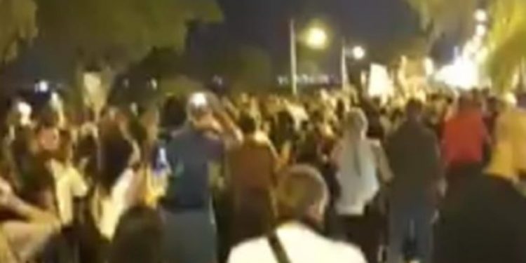 Alldaynews.gr Κορωνοϊός: Άγρια επεισόδια σε διαμαρτυρία ενάντια των μέτρων-Φωτοβολίδες, φωτιές και πετροπόλεμος στην Κύπρο