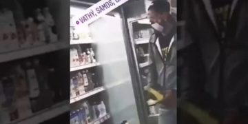 Σάμος: Μετανάστης γλύφει συσκευασία γιαουρτιού και… την ξαναβάζει στο ψυγείο σούπερ μάρκετ