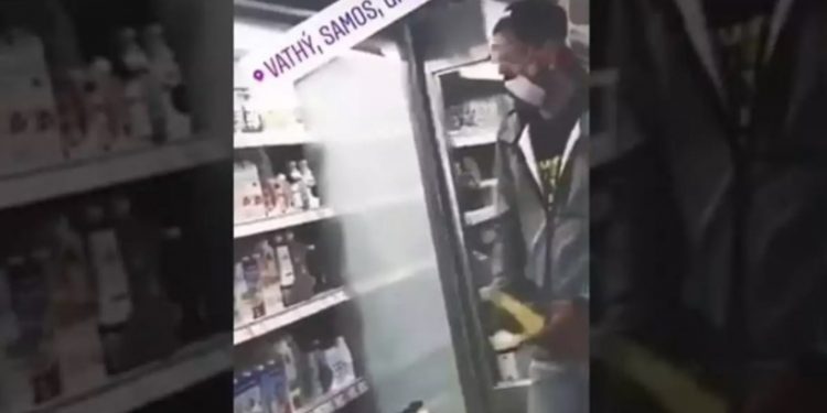 Σάμος: Μετανάστης γλύφει συσκευασία γιαουρτιού και… την ξαναβάζει στο ψυγείο σούπερ μάρκετ