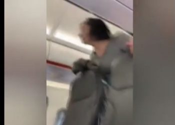 Χαμός σε πτήση: Γυναίκα αρνητής της μάσκας έβηχε επίτηδες στους επιβάτες (video)