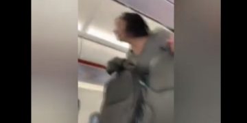 Alldaynews.gr Χαμός σε πτήση: Γυναίκα αρνητής της μάσκας έβηχε επίτηδες στους επιβάτες (video)