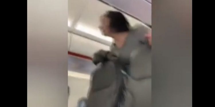 Alldaynews.gr Χαμός σε πτήση: Γυναίκα αρνητής της μάσκας έβηχε επίτηδες στους επιβάτες (video)