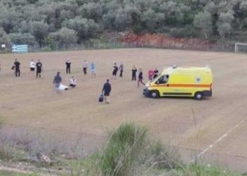 Η στιγμή που ποδοσφαιριστής καταρρέει στο γήπεδο και χάνει τις αισθήσεις του (pics, video)