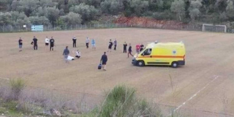 Alldaynews.gr Η στιγμή που ποδοσφαιριστής καταρρέει στο γήπεδο και χάνει τις αισθήσεις του (pics, video)