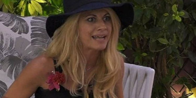 Alldaynews.gr Εκτός εαυτού η Άννα Μαρία – Ούρλιαζε στον κήπο: Άγριος καυγάς για το χαρτί υγείας!