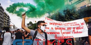 Alldaynews.gr Χρυσή Αυγή: Καπνογόνα και πανηγυρισμοί στη Θεσσαλονίκη για την ιστορική απόφαση (pics, videos)