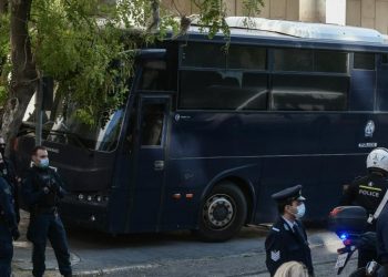 Χρυσαυγίτης έπαθε κρίση πανικού και χτυπιόταν μέσα στην κλούβα