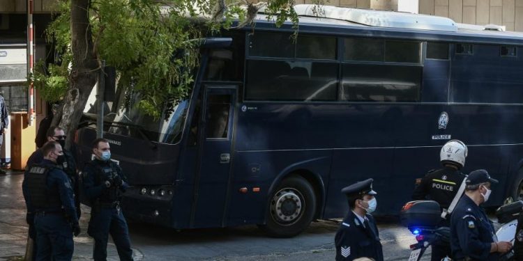 Alldaynews.gr Χρυσαυγίτης έπαθε κρίση πανικού και χτυπιόταν μέσα στην κλούβα