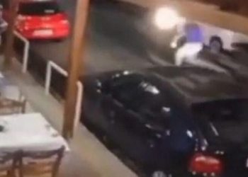 Αθήνα: Παρέσυρε σερβιτόρο Χαροπαλεύει ο ένας, στην εντατική ο 2ος (Βίντεο-Ντοκουμέντο)