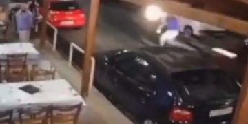 Alldaynews.gr Αθήνα: Παρέσυρε σερβιτόρο Χαροπαλεύει ο ένας, στην εντατική ο 2ος (Βίντεο-Ντοκουμέντο)