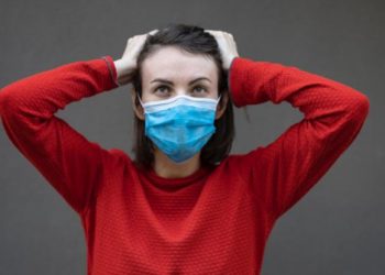 Οι δυο κινήσεις που μας προστατεύουν από τον Νο1 τρόπο μετάδοσης του κορωνοϊού