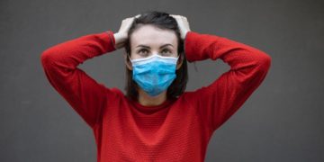 Οι δυο κινήσεις που μας προστατεύουν από τον Νο1 τρόπο μετάδοσης του κορωνοϊού