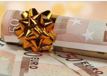 Γιορτινός «μποναμάς»: Ποιοι θα μοιραστούν το κονδύλι των 2 δισ. ευρώ που ετοιμάζει η κυβέρνηση